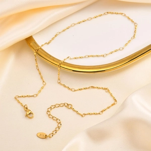 18K vergoldete Edelstahlhalskette mit gedrehten Gliedern auf elegantem Champagner-Satin