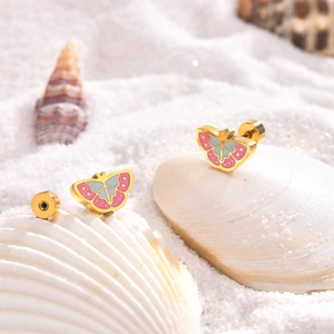 Gouden vlinder oorknopjes met roze en grijs emaille details op witte schelpen