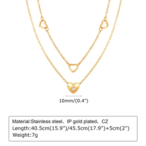 Détail du collier double rang en acier doré montrant les dimensions du pendentif coeur CZ