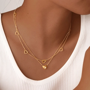 Collier double rang en acier inoxydable doré avec pendentifs cœurs et pierre de zircon