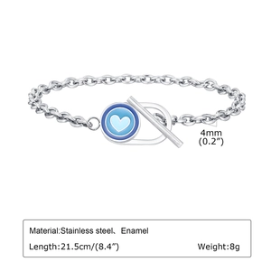 Détail du bracelet en acier inoxydable argenté avec cœur émaillé bleu et fermoir