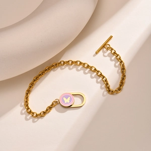 Bracelet à bascule en acier doré avec pendentif ovale papillon en émail rose clair