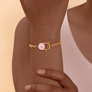 Bracelet à maillons en acier doré avec breloque papillon rose et fermoir à bascule OT