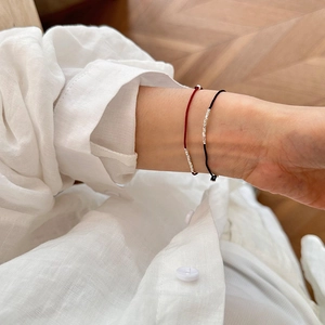Verstellbare rote und schwarze Textilarmbänder mit silbernem Steinbesatz für Damen