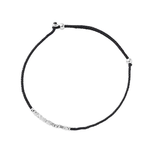 Minimalistisches schwarzes Kordelarmband mit strukturierter Silberschiene und Perlen