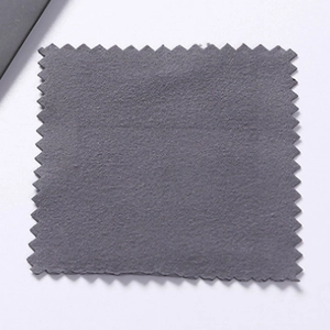 Chiffon de polissage carré en microfibre grise avec bords dentelés pour bijoux en argent 925