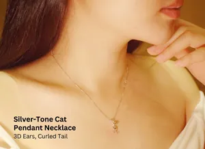 Primo piano di una collana con ciondolo a gatto in argento satinato su un modello elegante