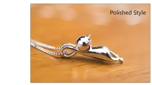 Dettaglio macro del ciondolo a forma di gatto in argento sterling S925 con catena