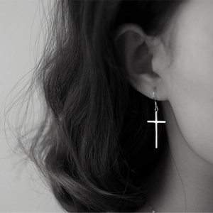 Boucles d'oreilles minimalistes en argent S925 avec croix polie sur un mannequin
