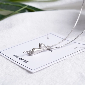 Collana minimalista con ciondolo gatto argento opaco e catena veneziana per donna