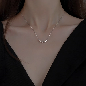 Collana minimalista in argento S925 con cinque ciondoli geometrici irregolari da donna