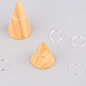 Set di 6 anelli sottili minimalisti placcati argento 925 su coni di legno da impilare