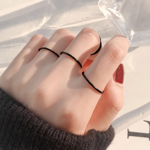 Anelli neri minimalisti e sottili da donna con finitura in argento placcato