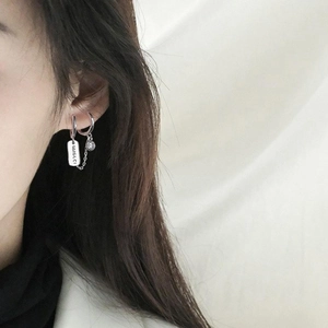 Zilveren dubbele piercing oorbellen met Merci staafje en zirkoon hanger op model