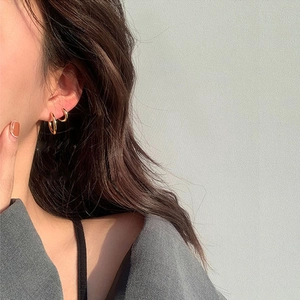 Minimalistische goldene Creolen-Set für Damen mit zwei Größen in elegantem Metalldesign