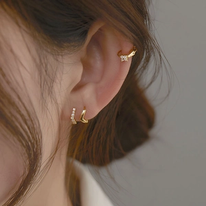 Elegantes Set aus goldenen Ohrringen mit Blumen-Ear-Cuff und Kristallreifen am Modell