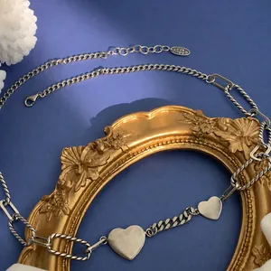 Collier cœur en argent S925 avec chaînes mixtes et pendentifs vintage sur fond bleu
