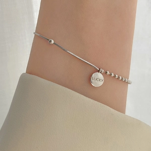 Minimalistisches silbernes Lucky Bean Armband mit Schlangen- und Perlenketten