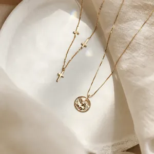 Collares de doble capa en plata 925 dorada con colgantes de cruz y relieve de moneda