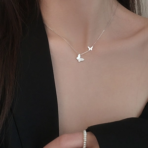 Collana minimalista in argento S925 con ciondolo a farfalla indossata sulla clavicola