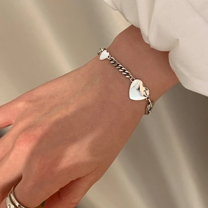 Minimalistisches versilbertes Armband mit zwei Herzanhängern am Handgelenk