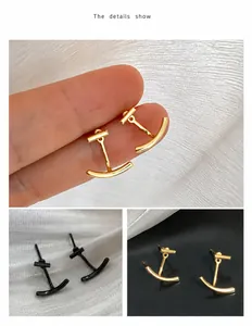 Dettaglio macro che mostra il design versatile a due modi degli orecchini minimalisti dorati