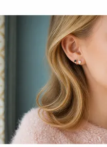 Nahaufnahme eines Models mit minimalistischen Silber-Creolen mit schwarzen und weißen Zirkonia