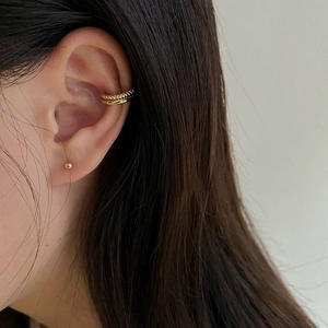 Eleganter goldener doppelreihiger Ear Cuff mit Stecker und feiner geflochtener Textur