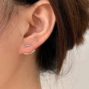 Orecchini a perno minimalisti in argento con barra e pendente curvo per donna
