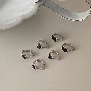 Set di 6 orecchini minimalisti in argento e smalto nero con stelle e cuori geometrici