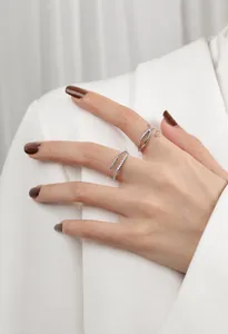 Detalle de anillos plateados para dedo índice con circonitas de estilo minimalista