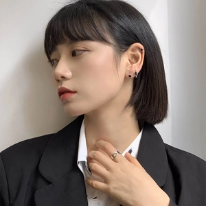 Set di orecchini a cuore neri e anello in argento indossati da una modella
