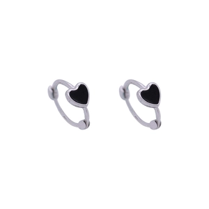 Orecchini a cerchio neri a cuore minimalisti con finitura in argento lucido