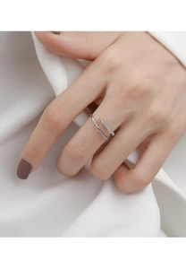 Detalle de anillo de plata de doble línea con micro diamantes en el dedo