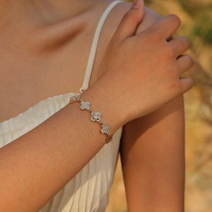 Elegantes goldenes Kleeblatt Armband mit weißen Zirkonsteinen am Damen Handgelenk