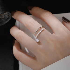 Anillo abierto minimalista de plata con diseño geométrico de doble línea y microcircones