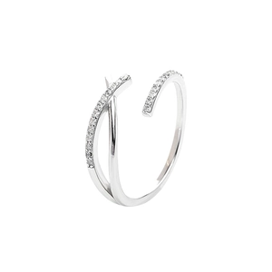 Anillo de plata de doble capa con diseño cruzado y circonitas pavimentadas