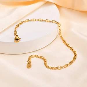 Détail du bracelet en acier inoxydable doré 18K avec maillons et étiquette gravée S316