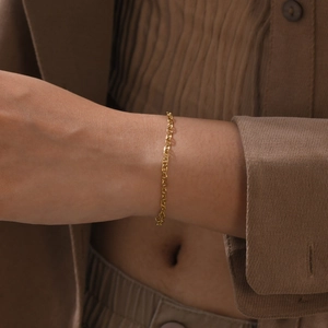 Bracelet maille marine minimaliste plaqué or 18K porté au poignet pour femme