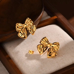 Boucles d'Oreilles Clous Nœud en Acier Inoxydable Or pour Femmes Poli Miroir Texture Plissée Bijoux de Mode Cadeau Quotidien