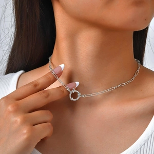 Dettaglio della collana a maglie rettangolari argentate con chiusura a molla rotonda