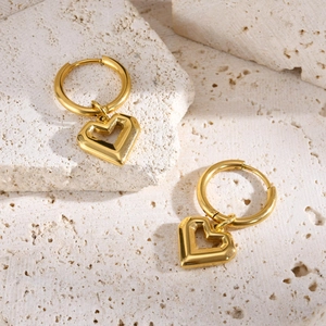 Boucles d'oreilles cœur dorées élégantes sur pierre avec une finition polie haut de gamme