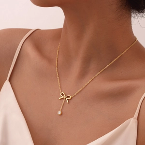 Collier clavicule papillon en or 18K avec pendentif pompon en zircon sur mannequin