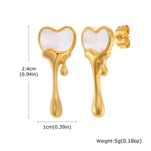 Vue détaillée des boucles d'oreilles cœur doré avec mesures de 2,4 cm par 1 cm