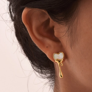 Boucles d'oreilles cœur dorées avec nacre et design de goutte en métal liquide