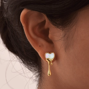 Boucles d'oreilles cœur dorées avec nacre blanche en style métal liquide fondu