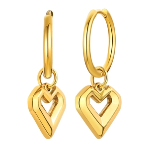 Boucles d'oreilles cœur évidé en acier inoxydable plaqué or poli sur fond blanc