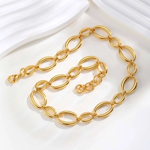 Détail du bracelet gourmette doré avec fermoir mousqueton et chaînette d'extension