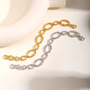 Détail de bracelets à grosses mailles en or et argent avec fermoir mousqueton