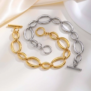 Détail de bracelets gourmette en acier inoxydable or et argent avec fermoir en T chic